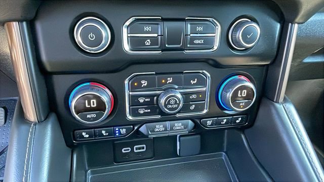 Used 2024 Chevrolet Suburban High Country w/ Advanced Technology Package image 17