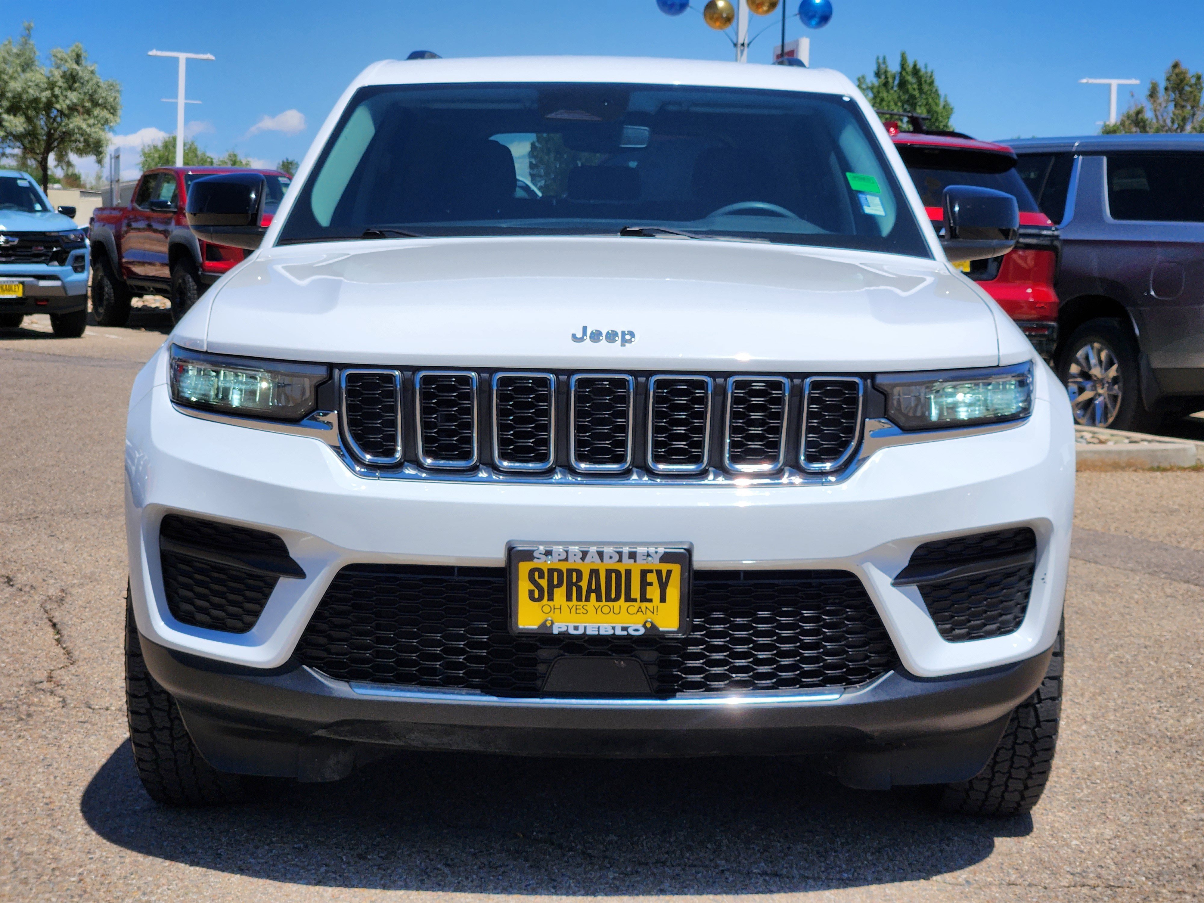 Used 2023 Jeep Grand Cherokee Laredo AWD/4WD image 5