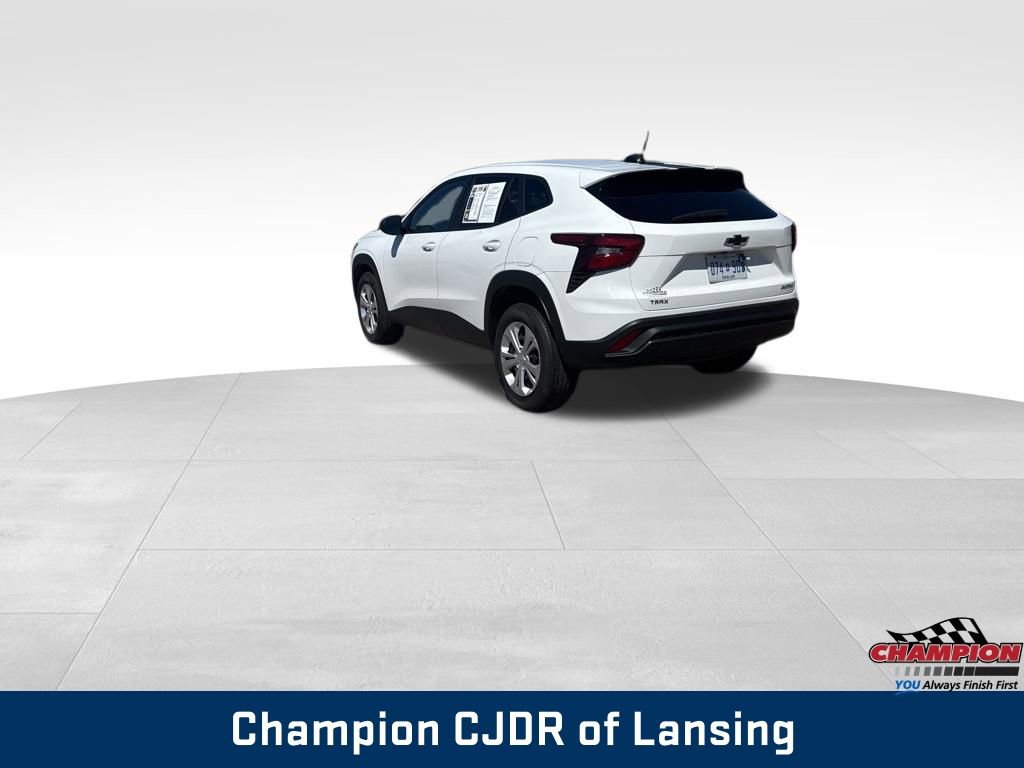 Used 2025 Chevrolet Trax LS w/ Driver Confidence Package image 3