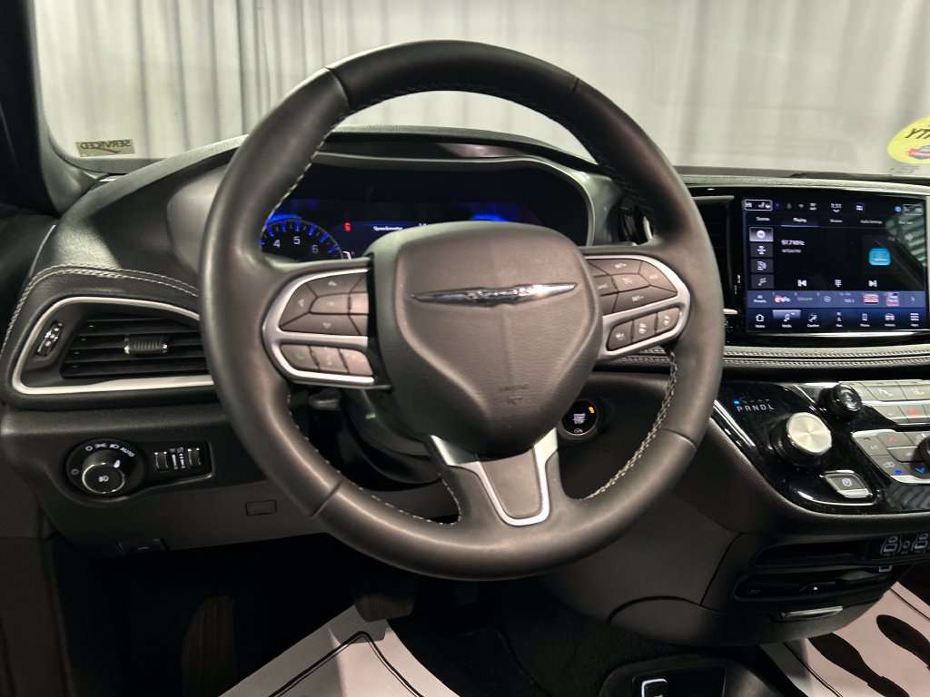 Used 2025 Chrysler Pacifica Select w/ Uconnect Theater Family Group FWD image 15