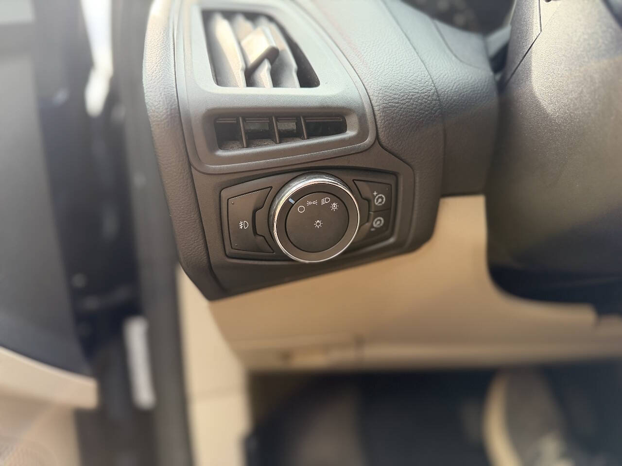Used 2012 Ford Focus SE FWD image 20