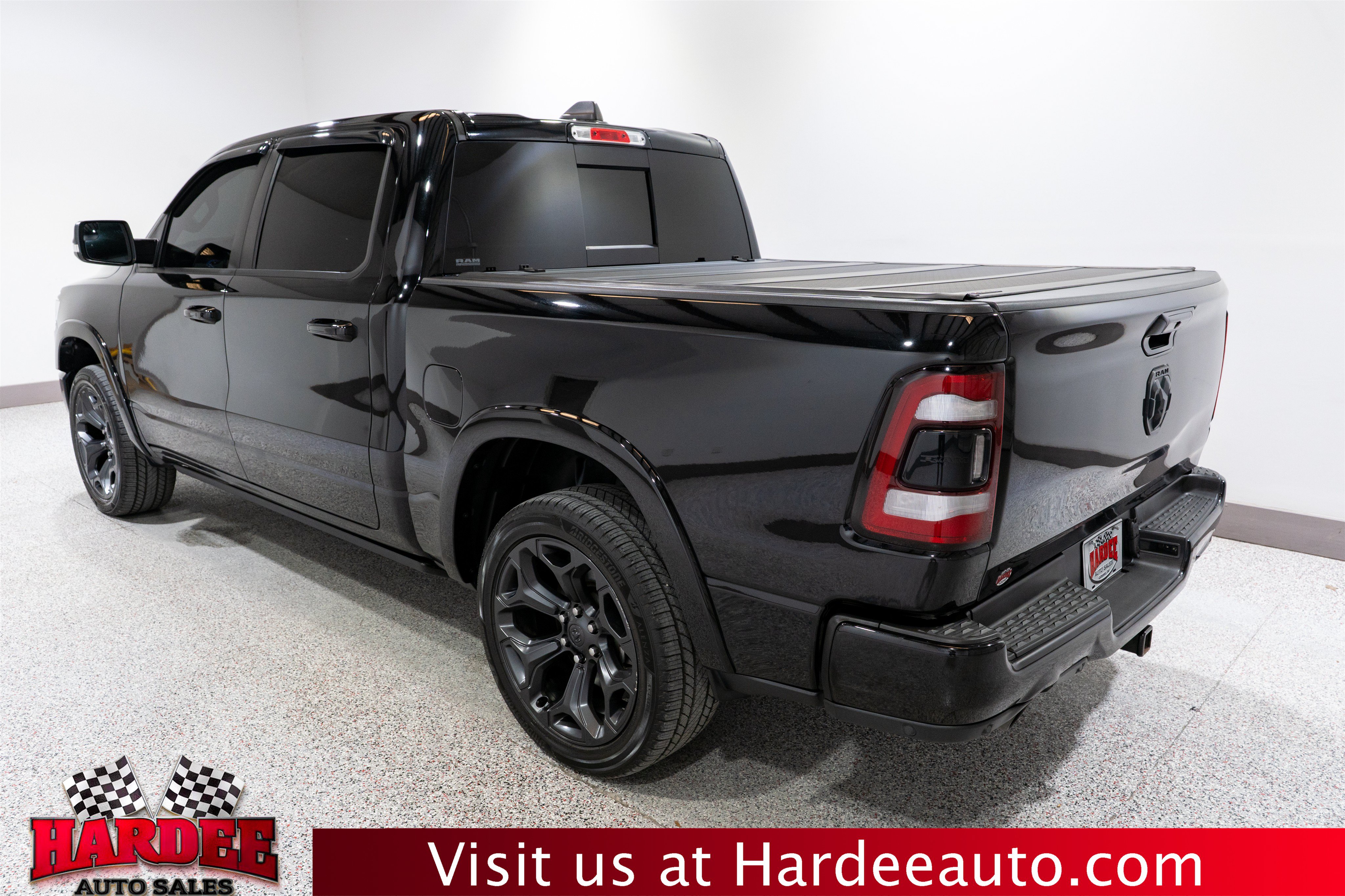Used 2020 RAM 1500 Limited w/ Black Appearance Package AWD/4WD image 3