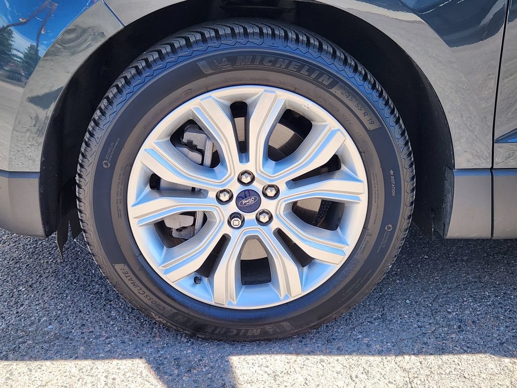 Used 2022 Ford Edge Titanium w/ Class II Trailer Tow Package AWD/4WD image 9