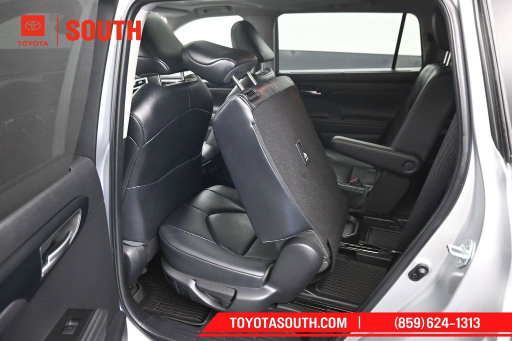 Used 2023 Toyota Highlander XLE AWD/4WD image 29