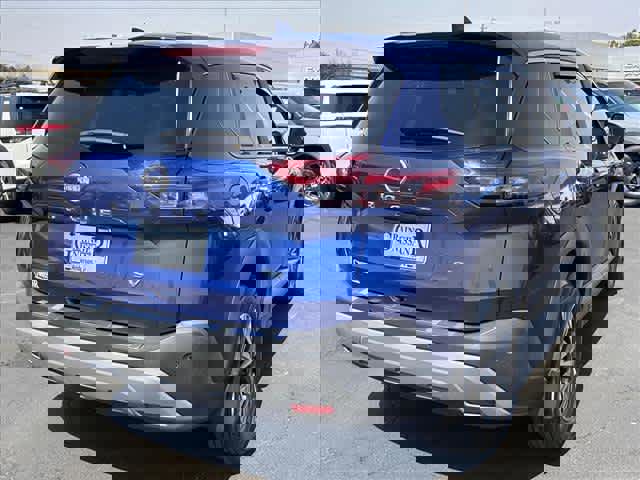 Used 2023 Nissan Rogue SV image 3