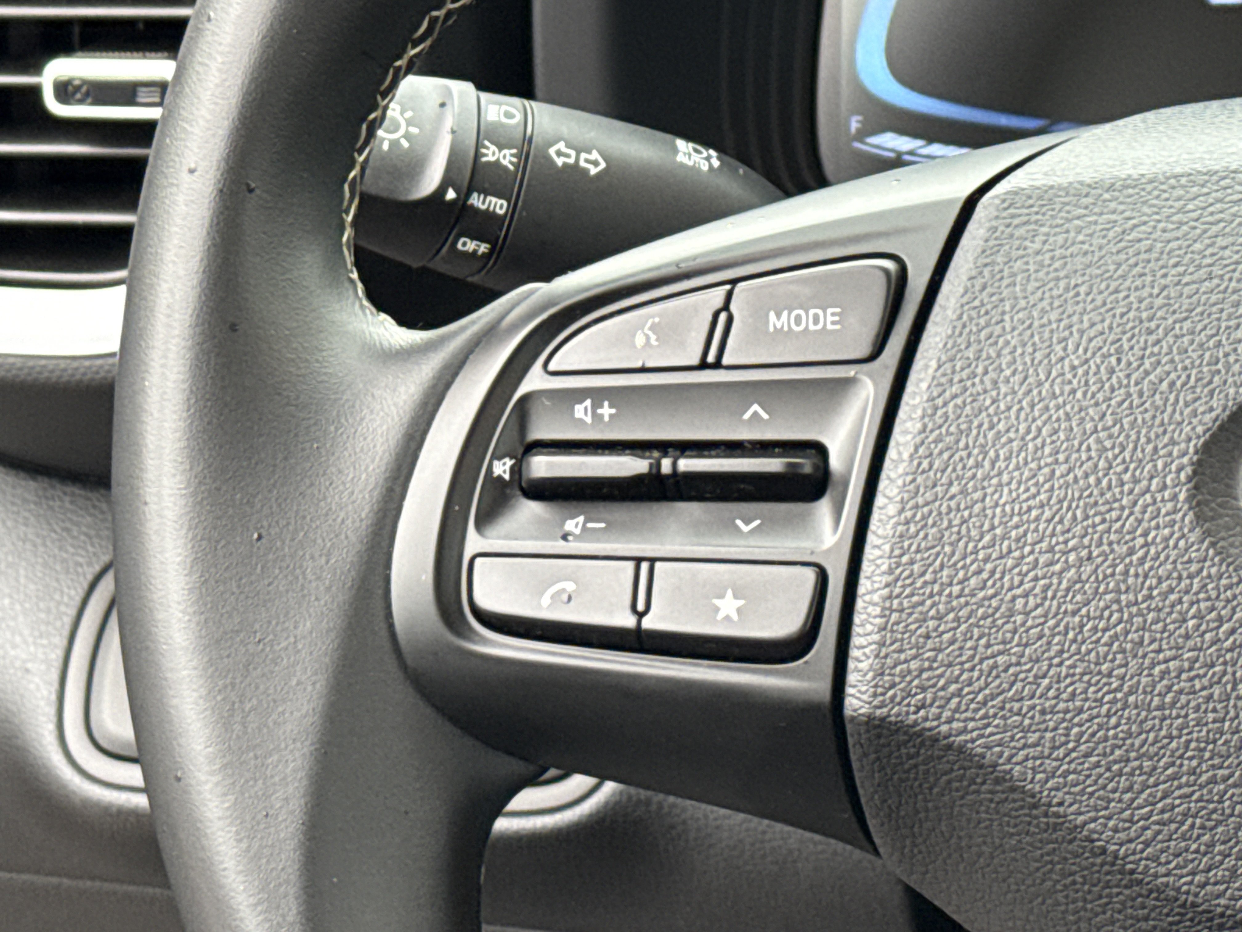 Used 2025 Hyundai Venue Limited FWD image 19
