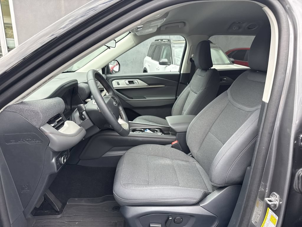 Used 2025 Ford Explorer Active AWD/4WD image 16