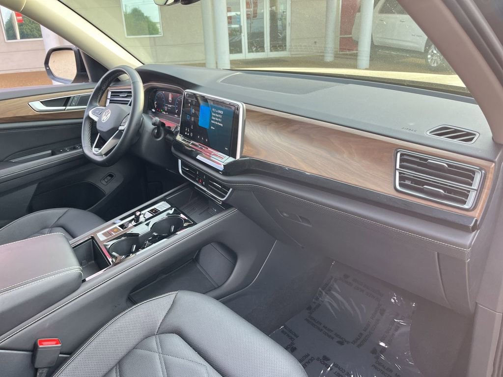 Used 2025 Volkswagen Atlas SE image 32