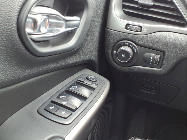 Used 2019 Jeep Cherokee Latitude w/ Popular Appearance Group AWD/4WD image 22