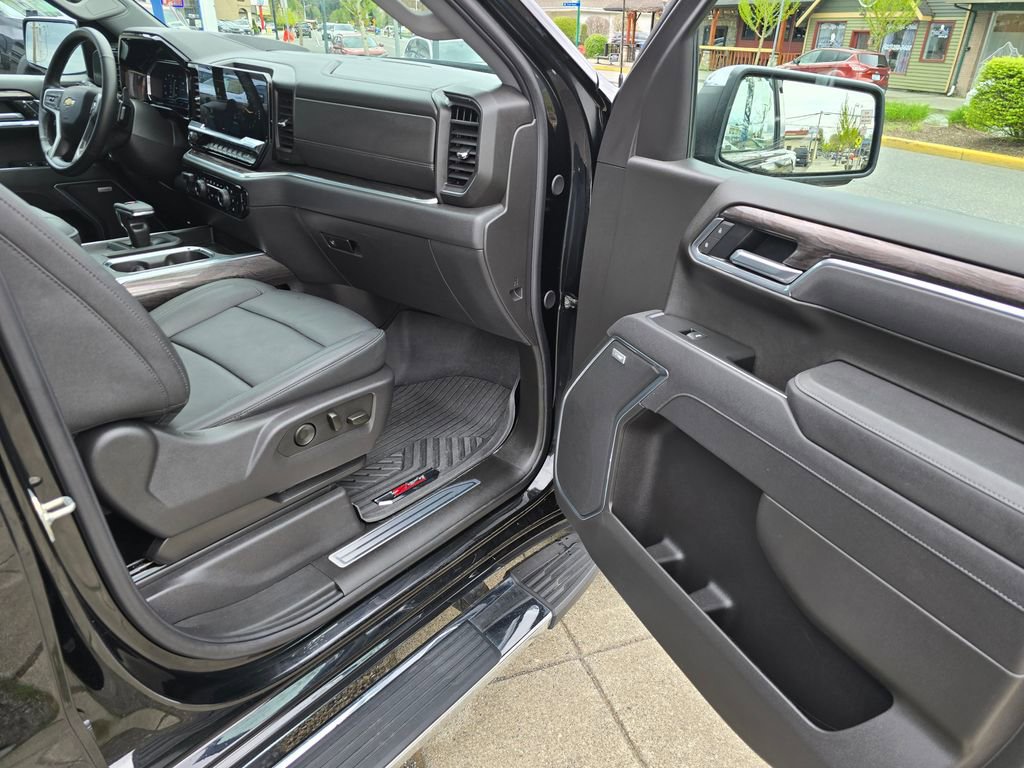Used 2025 Chevrolet Silverado 1500 LTZ w/ LTZ Premium Package AWD/4WD image 15