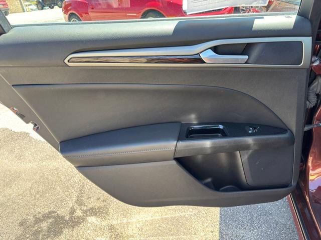Used 2015 Ford Fusion SE FWD image 12