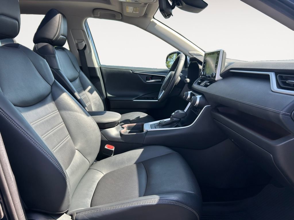 Used 2020 Toyota RAV4 Limited AWD/4WD image 25