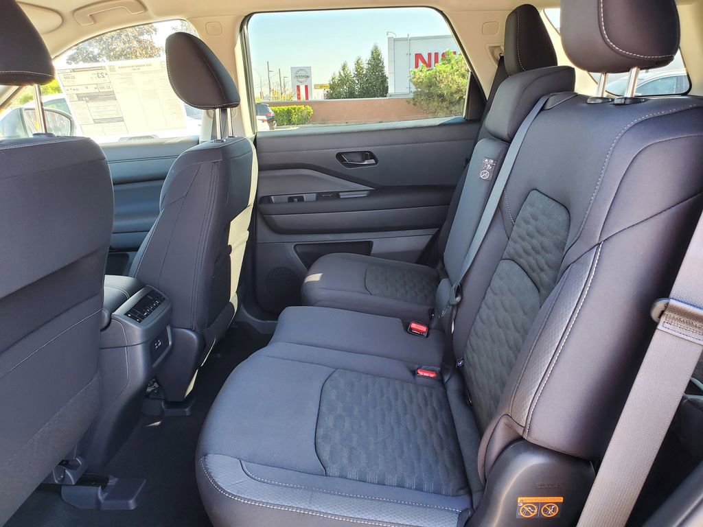New 2025 Nissan Pathfinder SV image 12