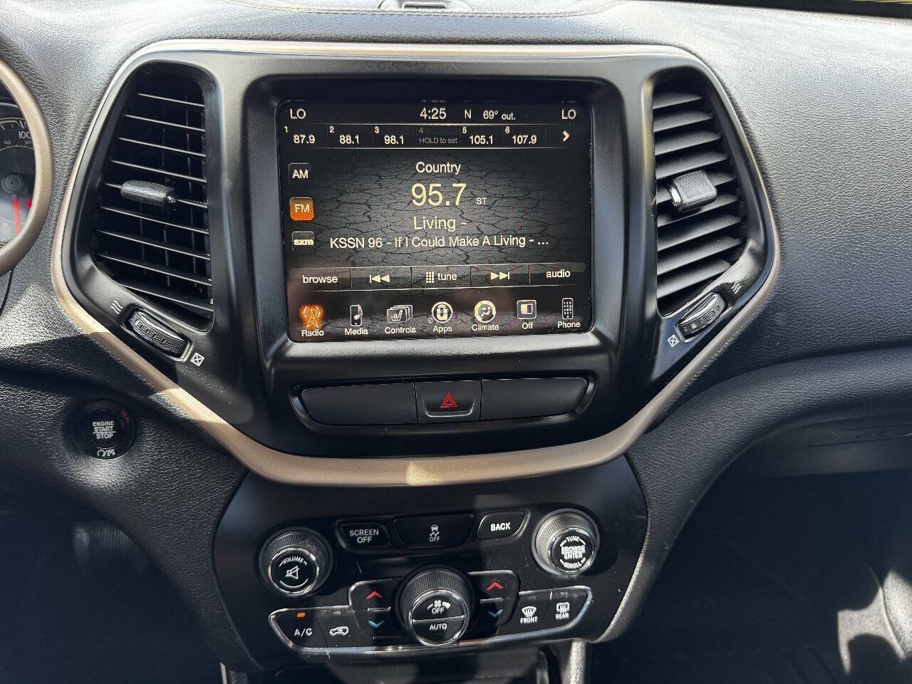 Used 2017 Jeep Cherokee Limited FWD image 18
