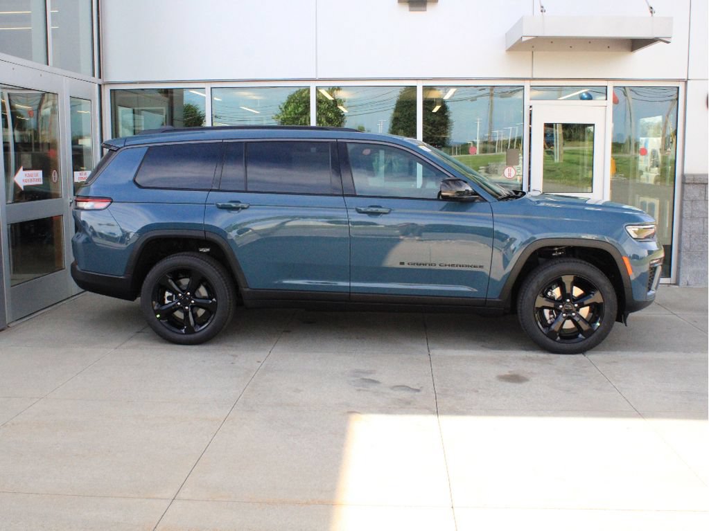 New 2026 Jeep Grand Cherokee L Limited w/ Limited Altitude Package AWD/4WD image 4