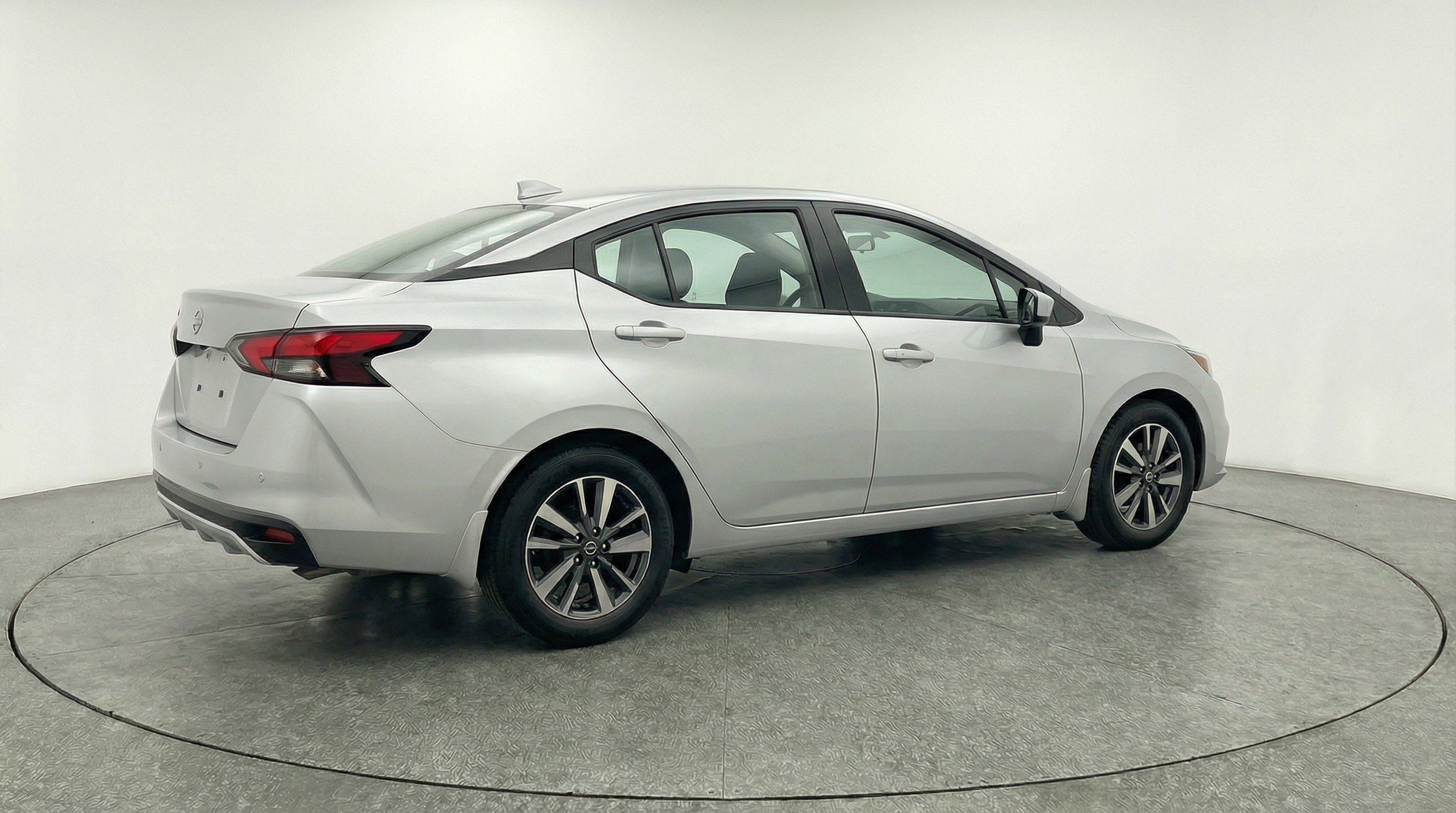 Used 2025 Nissan Versa SV image 9