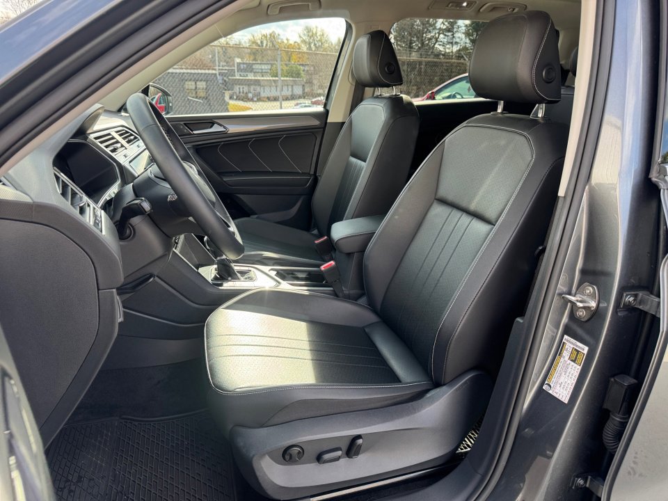 Used 2022 Volkswagen Tiguan SE w/ Panoramic Sunroof Package image 34