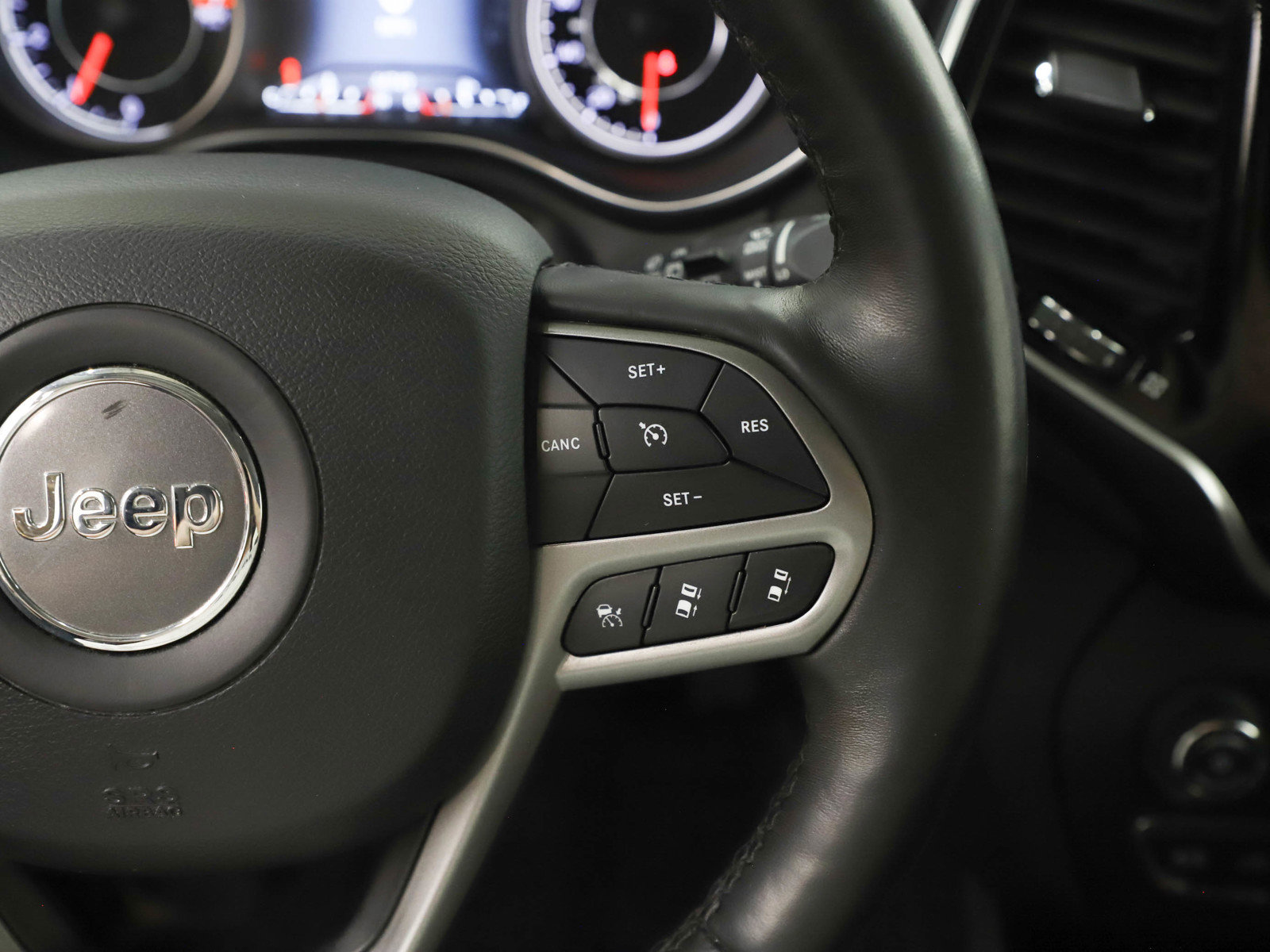 Used 2019 Jeep Cherokee Overland w/ Technology Group image 19