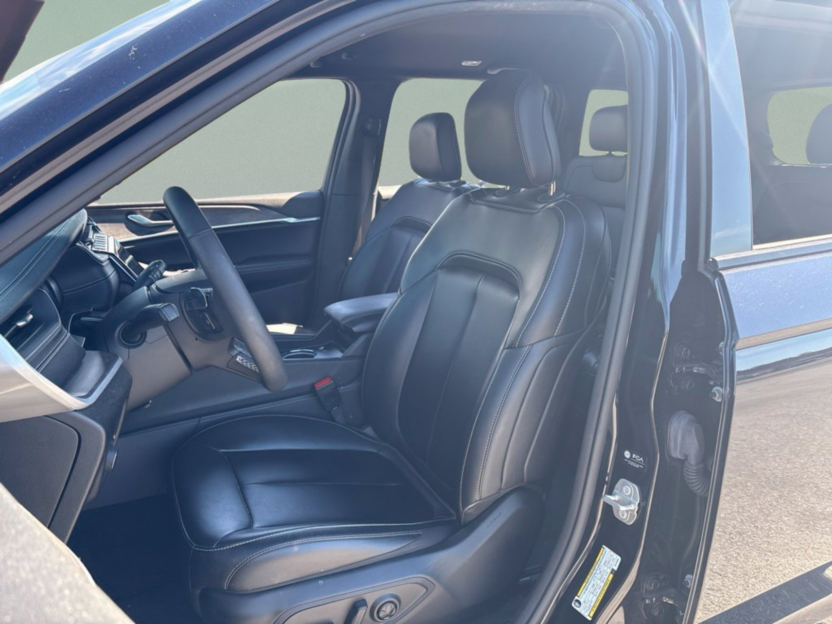 Used 2024 Jeep Grand Cherokee Limited w/ Black Appearance Package AWD/4WD image 15