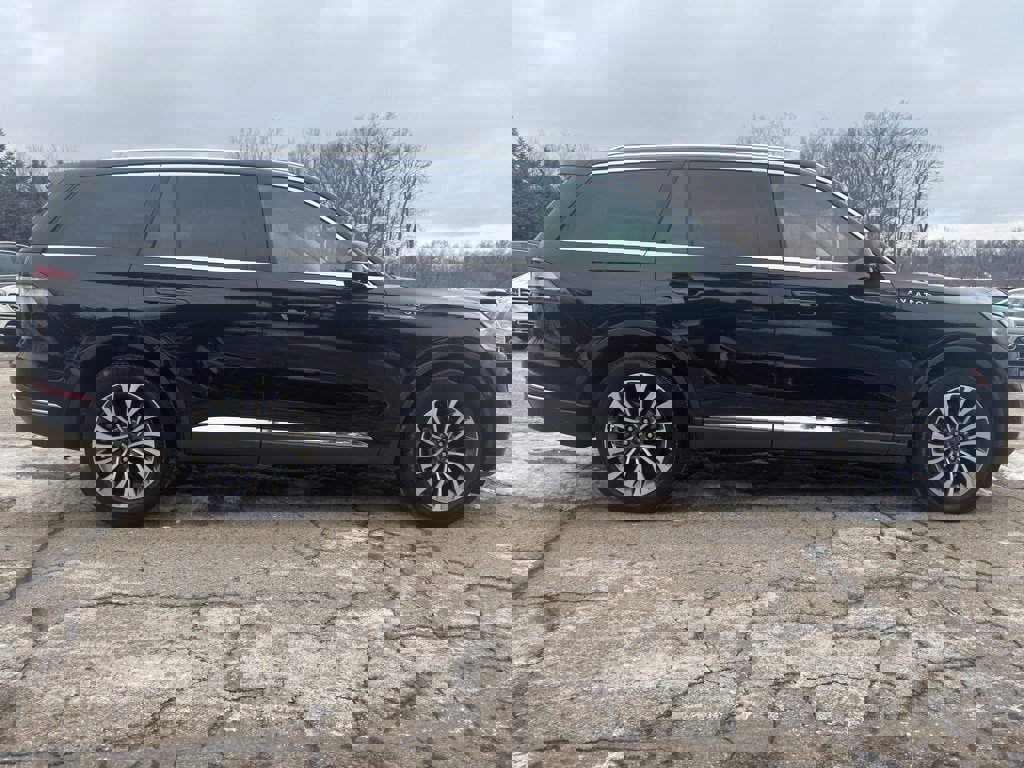 Used 2023 Lincoln Aviator AWD w/ Premium Package image 8