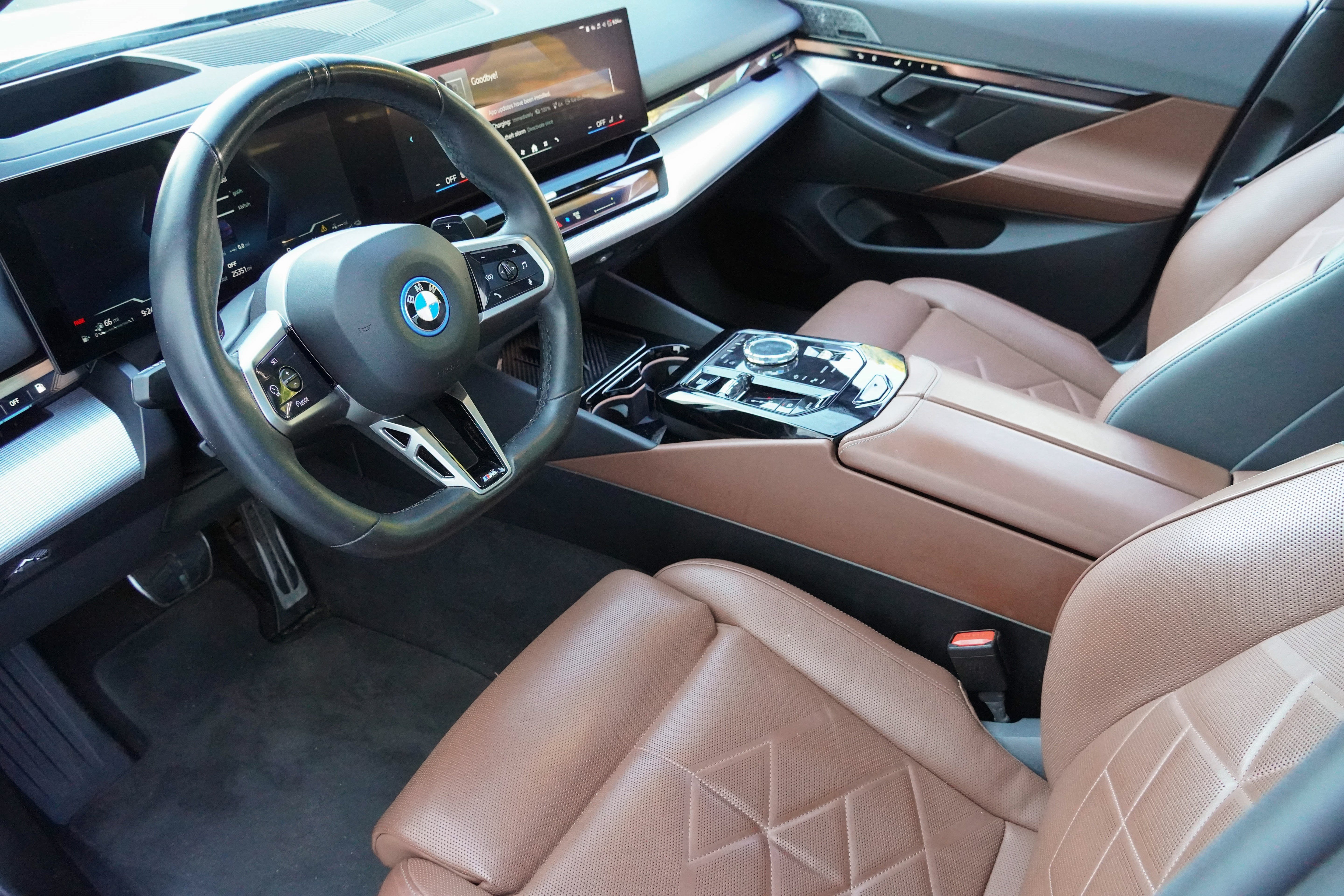 Certified 2025 BMW 550e xDrive w/ Executive Package AWD/4WD image 9