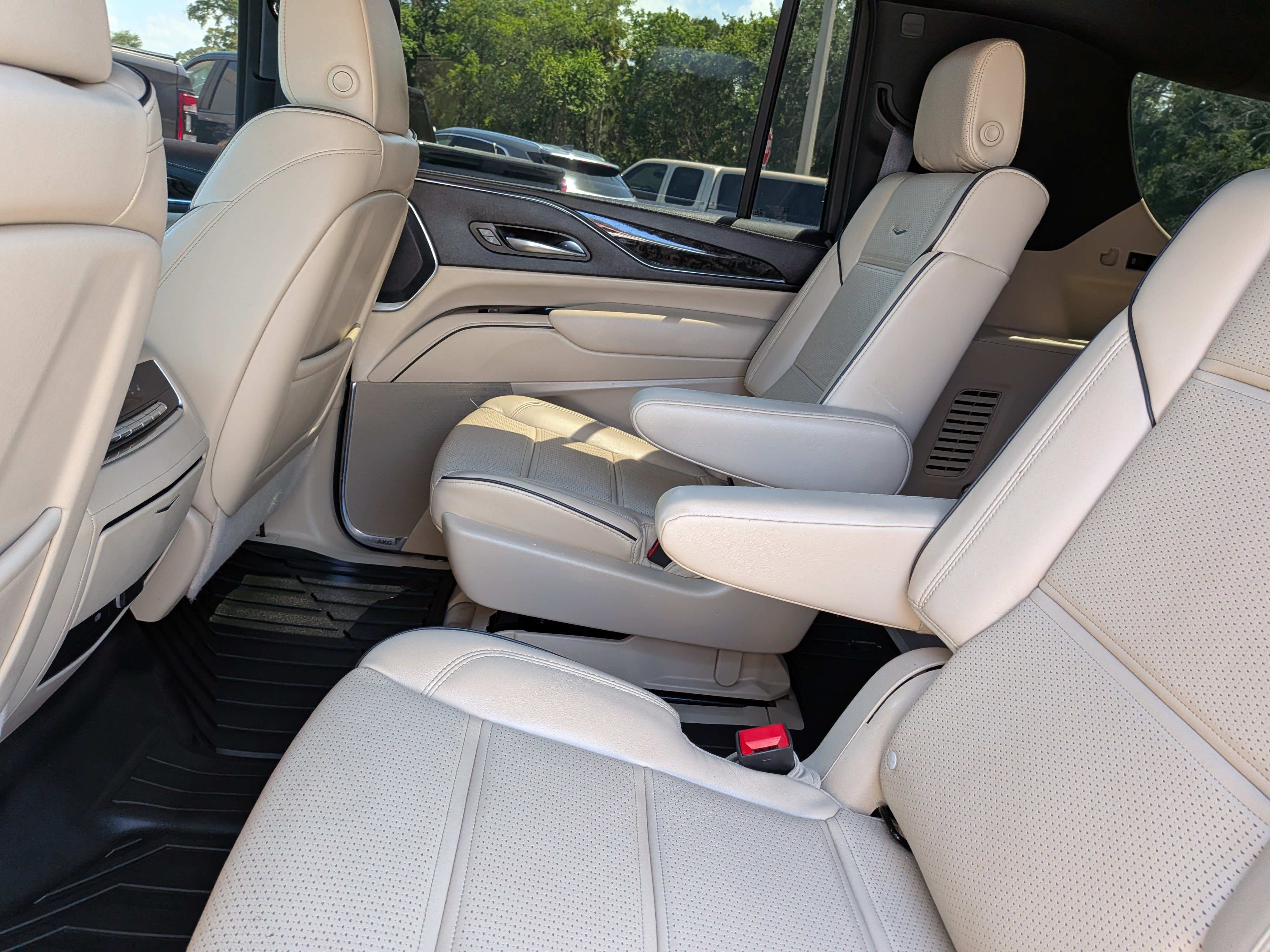 Certified 2024 Cadillac Escalade ESV Premium Luxury AWD/4WD image 17