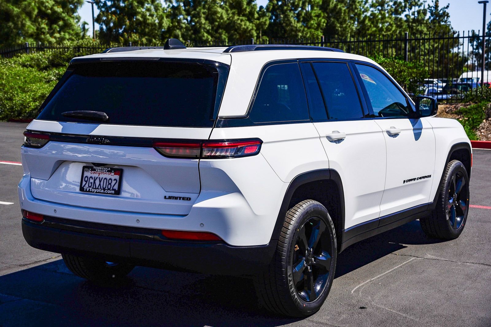 Used 2023 Jeep Grand Cherokee Limited w/ Black Appearance Package image 7