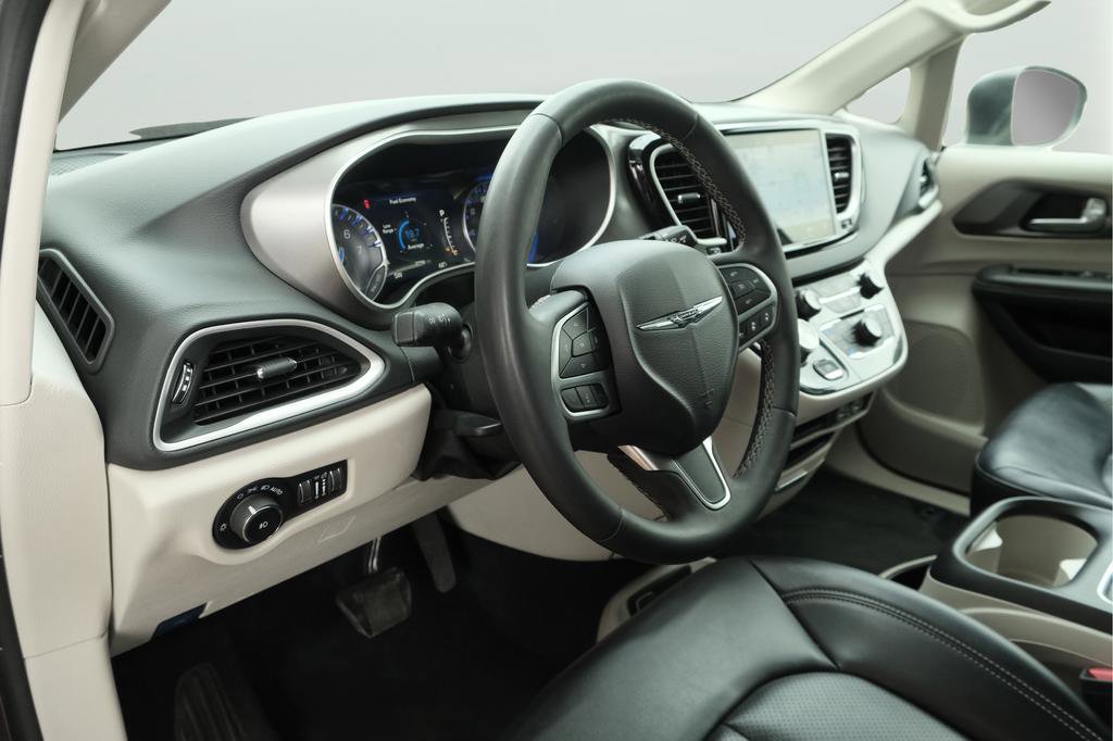 Used 2023 Chrysler Pacifica Touring-L FWD image 15
