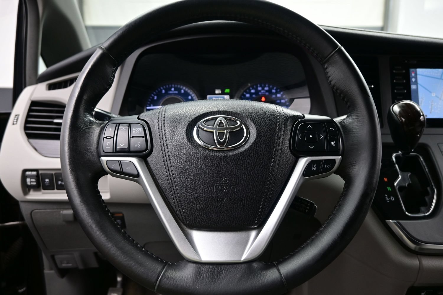 Used 2018 Toyota Sienna XLE Premium w/ Carpet Mat Package FWD image 28