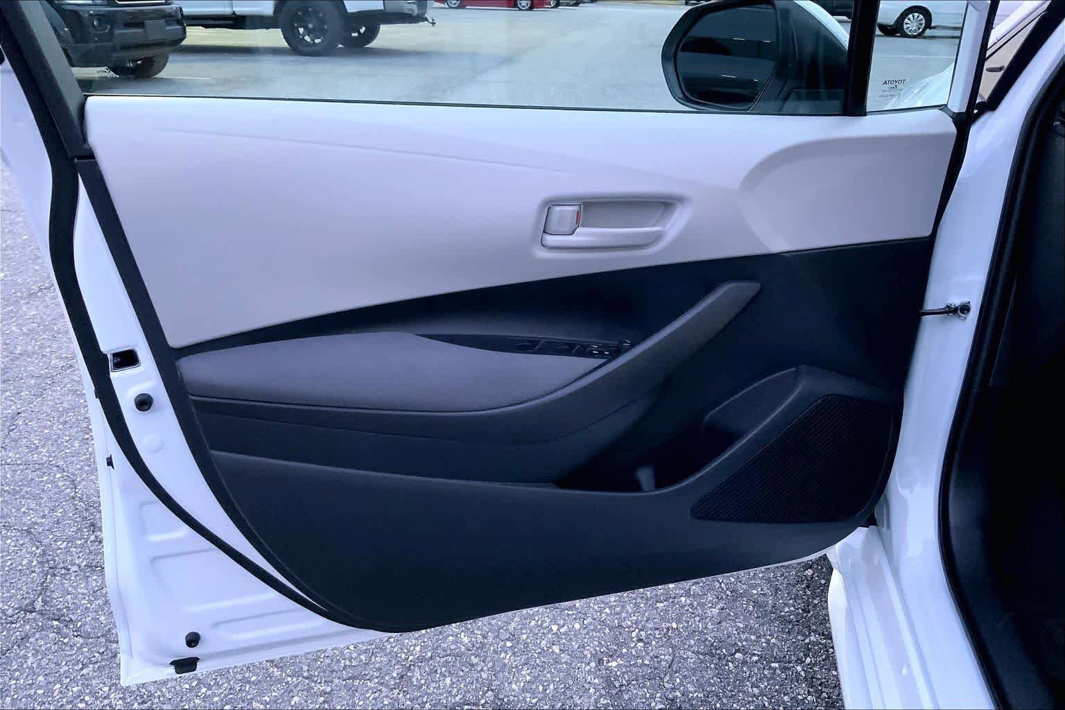 Used 2025 Toyota Corolla LE FWD image 21
