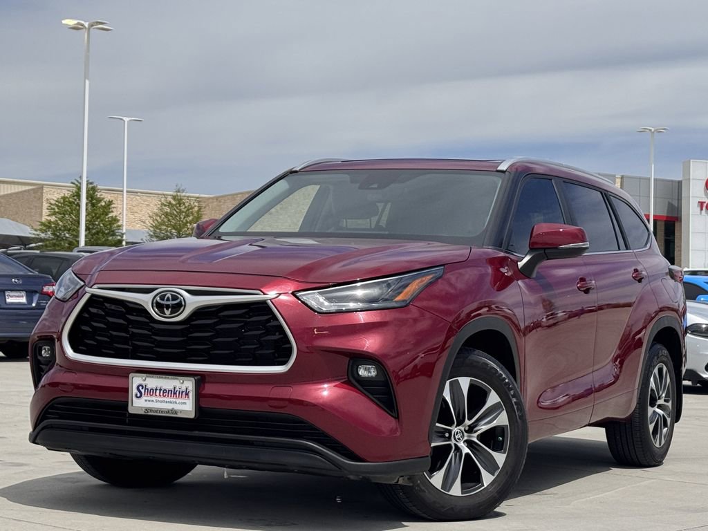 Used 2023 Toyota Highlander XLE image 2