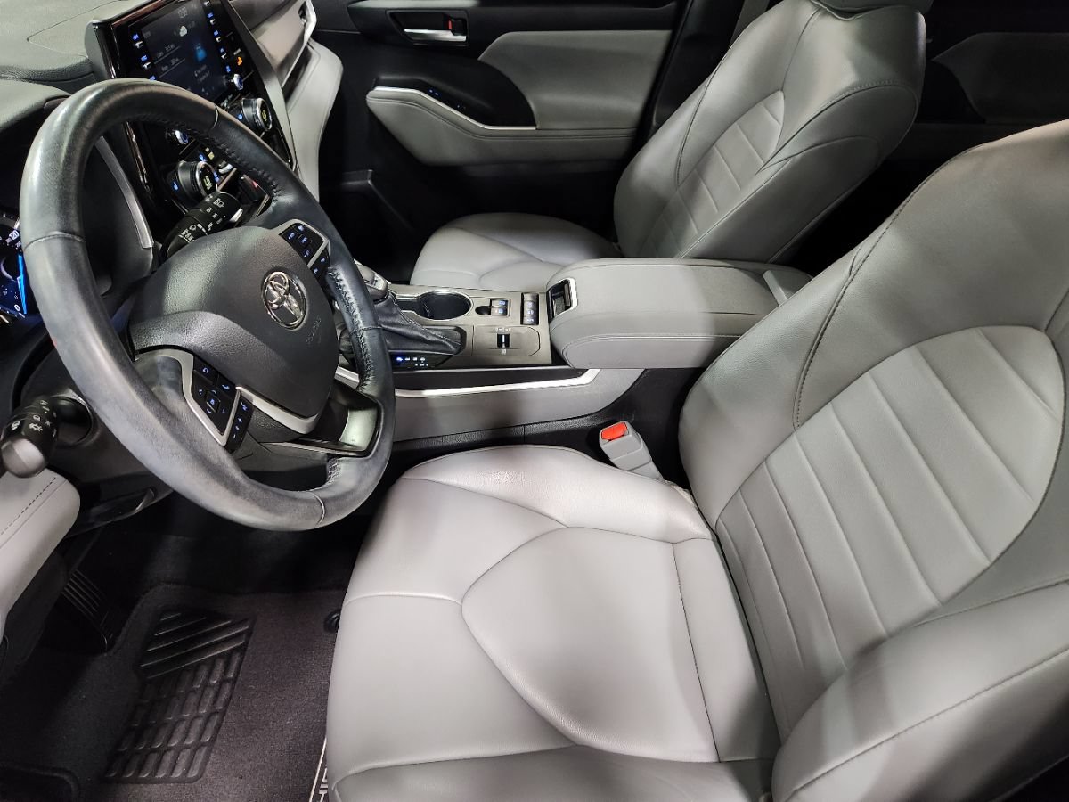 Used 2022 Toyota Highlander XLE AWD/4WD image 31
