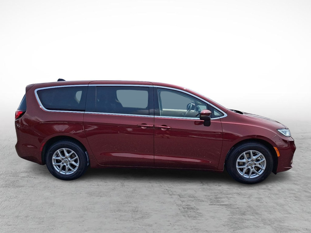 Used 2023 Chrysler Pacifica Touring-L w/ Uconnect Theater Family Group FWD image 6