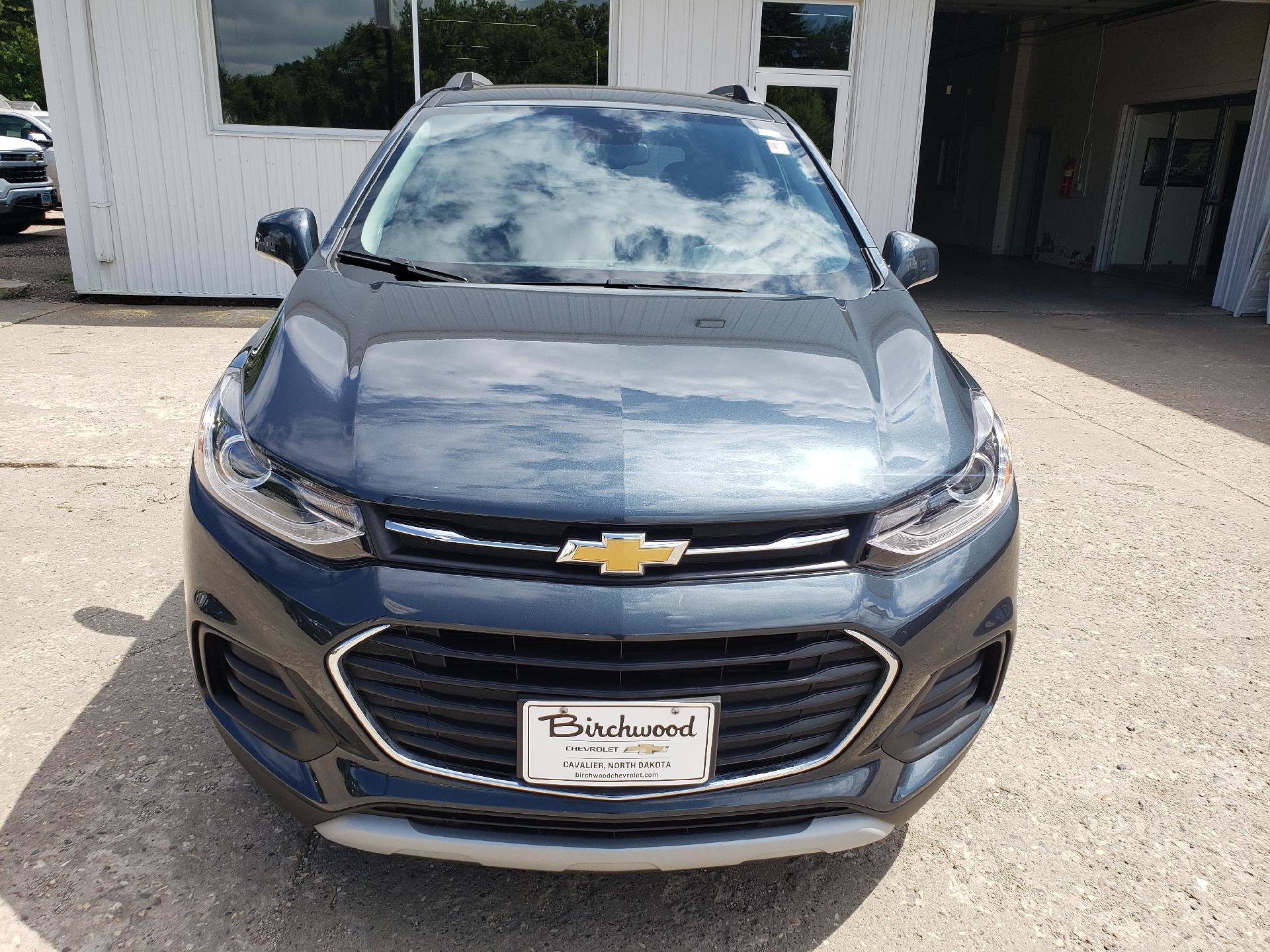 Used 2021 Chevrolet Trax LT w/ LT Convenience Package AWD/4WD image 2