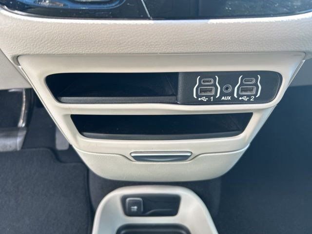 Used 2023 Chrysler Pacifica Touring-L FWD image 29