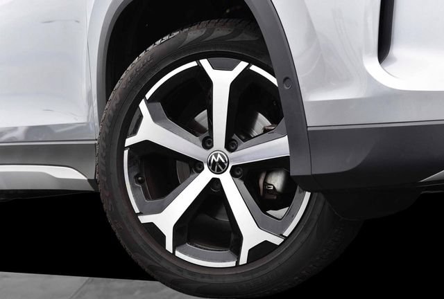 Certified 2025 Volkswagen Tiguan SE FWD image 3