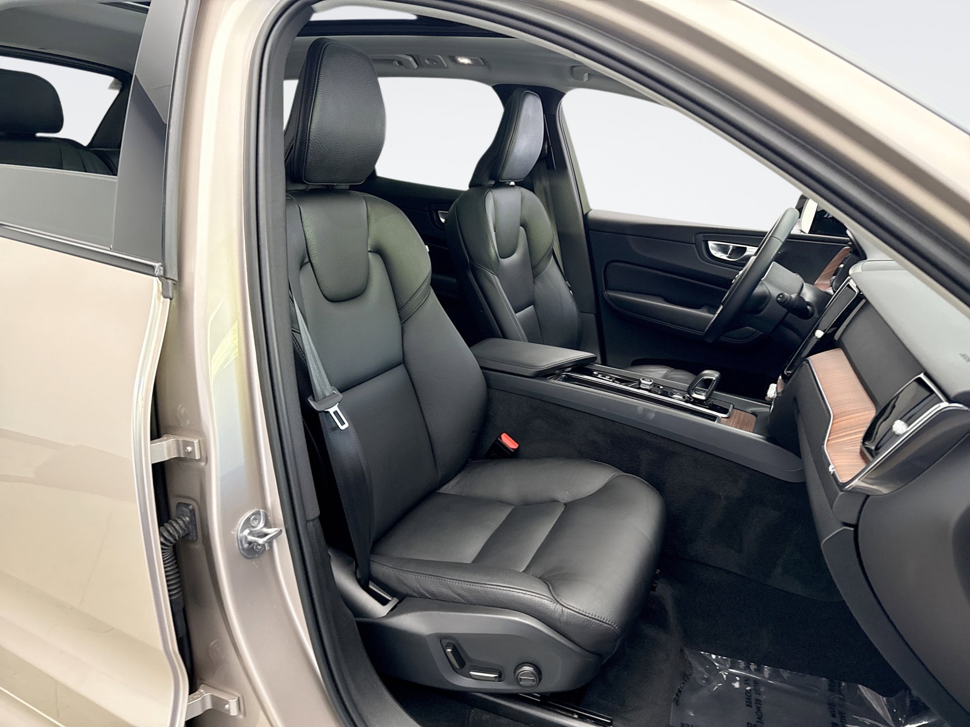 Used 2023 Volvo XC60 B5 Plus w/ Climate Package image 17