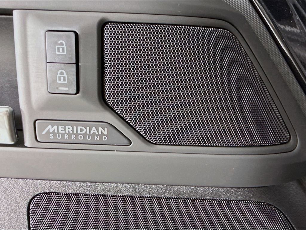 Used 2025 Land Rover Defender 130 X-Dynamic SE image 20