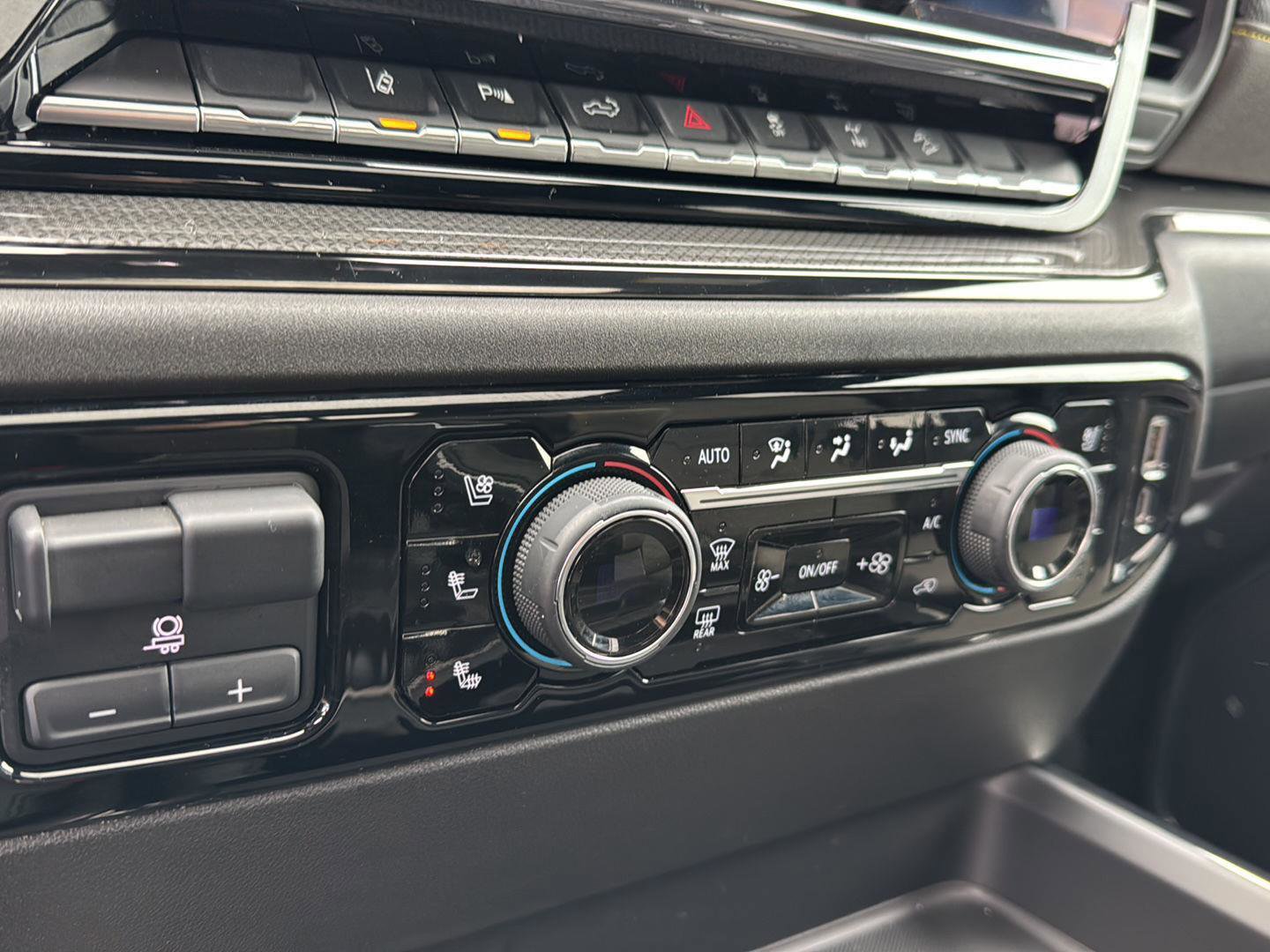 Used 2024 Chevrolet Silverado 2500 ZR2 w/ Technology Package image 24