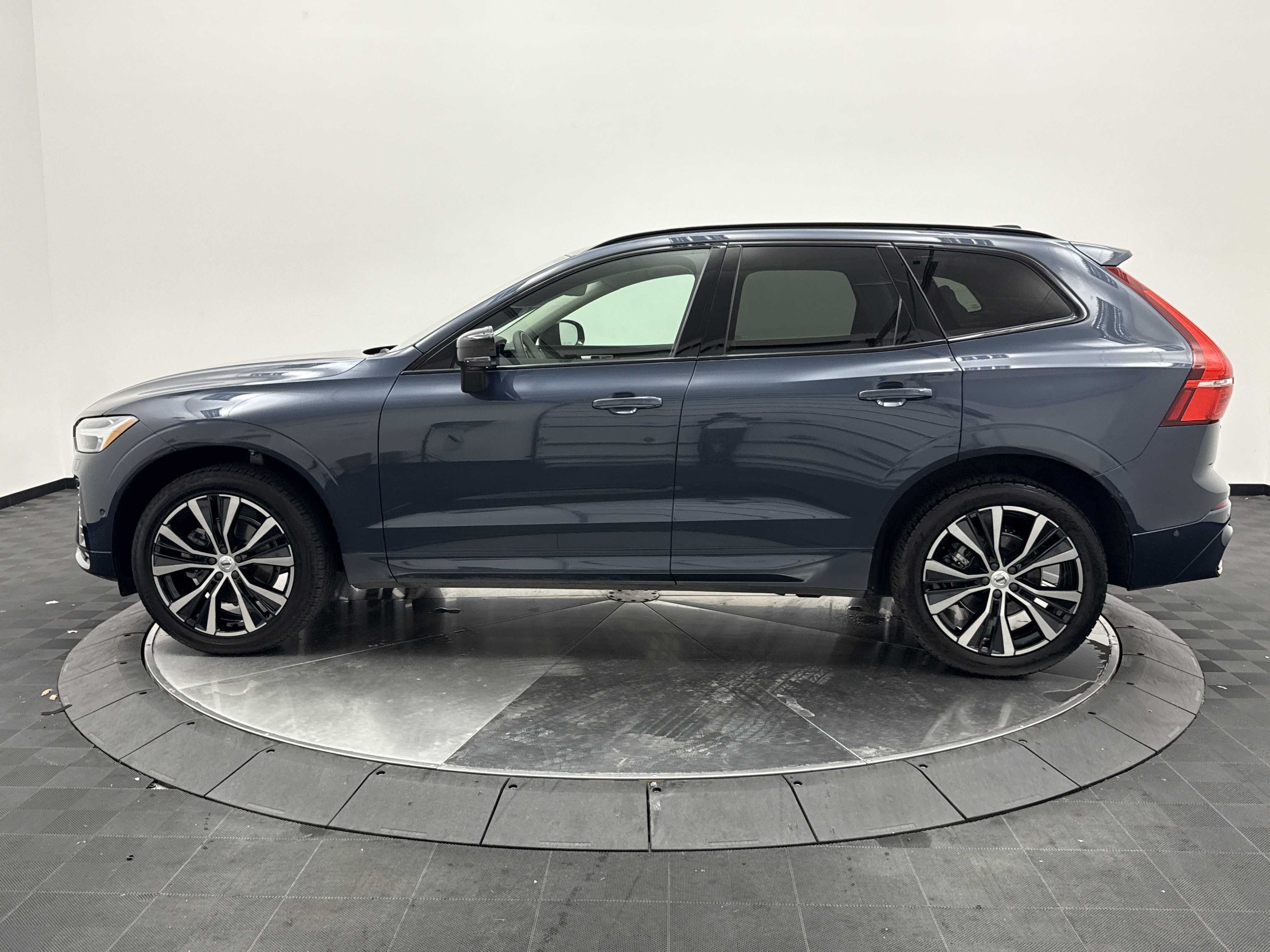 Used 2024 Volvo XC60 B5 Plus w/ Protection Package Premier AWD/4WD image 4