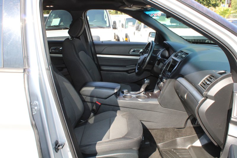 Used 2018 Ford Explorer XLT w/ Equipment Group 201A AWD/4WD image 9