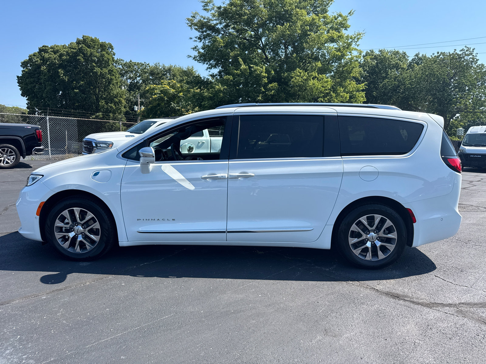Used 2024 Chrysler Pacifica Pinnacle FWD image 3
