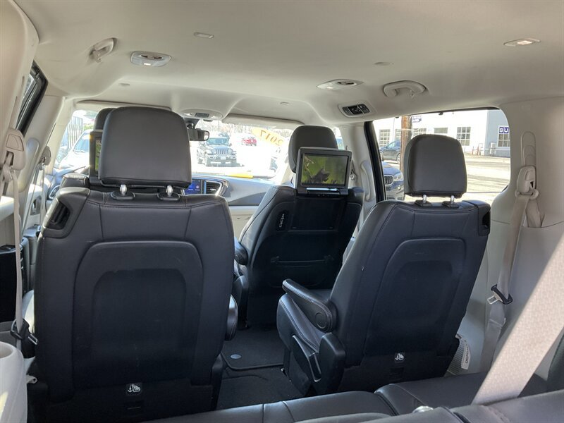 Used 2017 Chrysler Pacifica Touring-L Plus FWD image 14