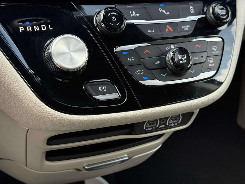Used 2023 Chrysler Pacifica Touring-L FWD image 30