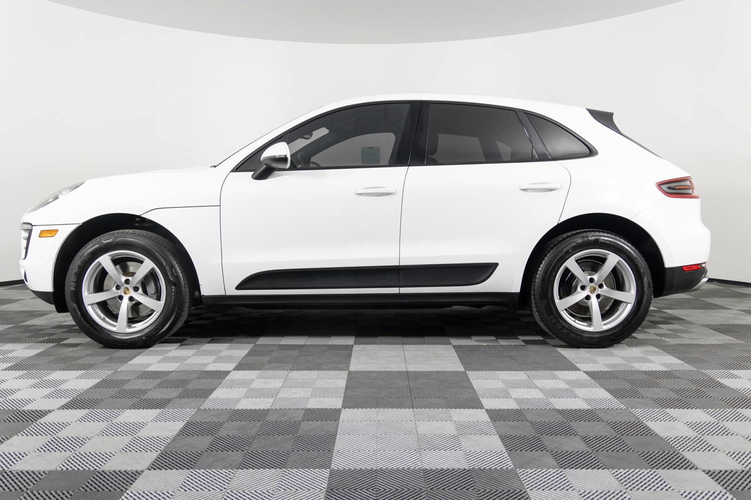 Used 2018 Porsche Macan AWD/4WD image 3