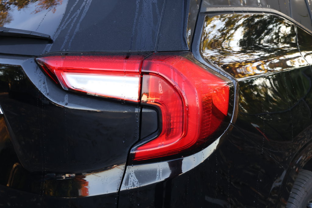 Used 2024 GMC Terrain Denali w/ Black Diamond Edition AWD/4WD image 9