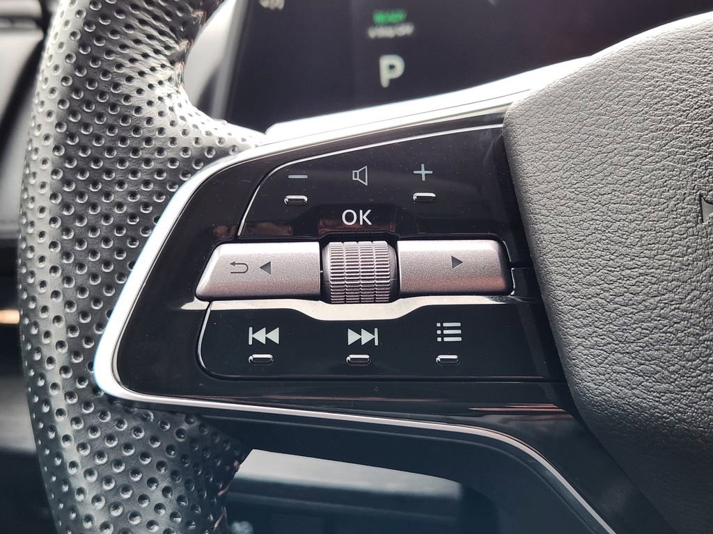 Used 2025 Nissan Ariya AWD image 23