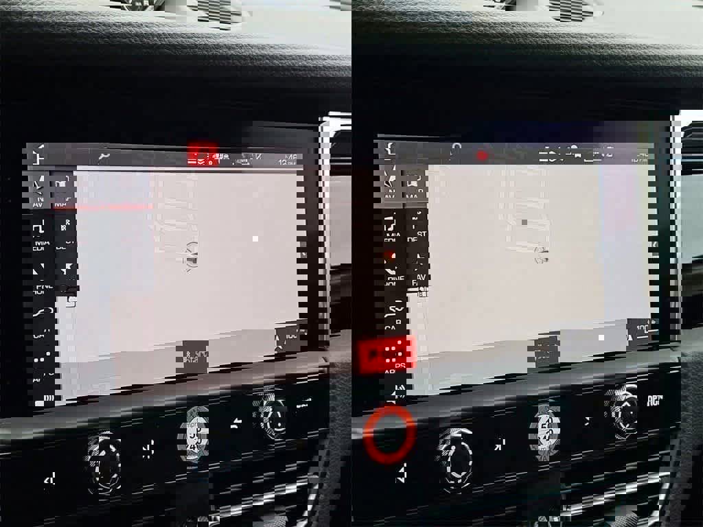 Certified 2025 Porsche Macan image 18