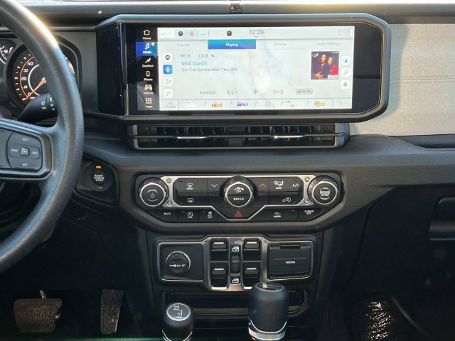 Used 2025 Jeep Gladiator Mojave AWD/4WD image 16