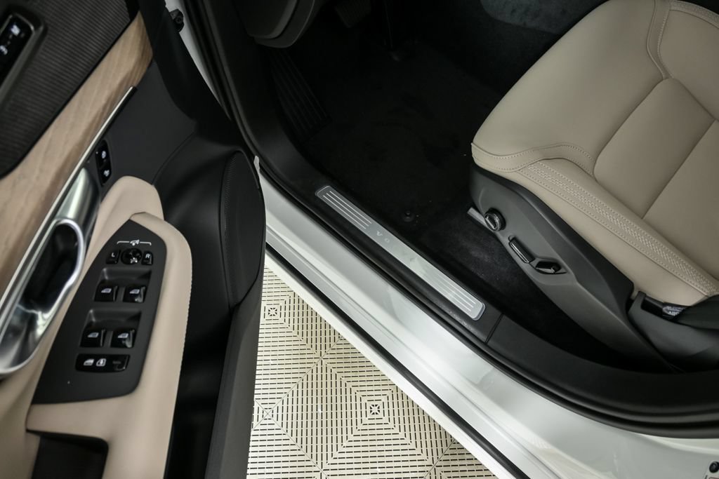 New 2026 Volvo XC90 B6 Plus w/ Protection Package Premier AWD/4WD image 8